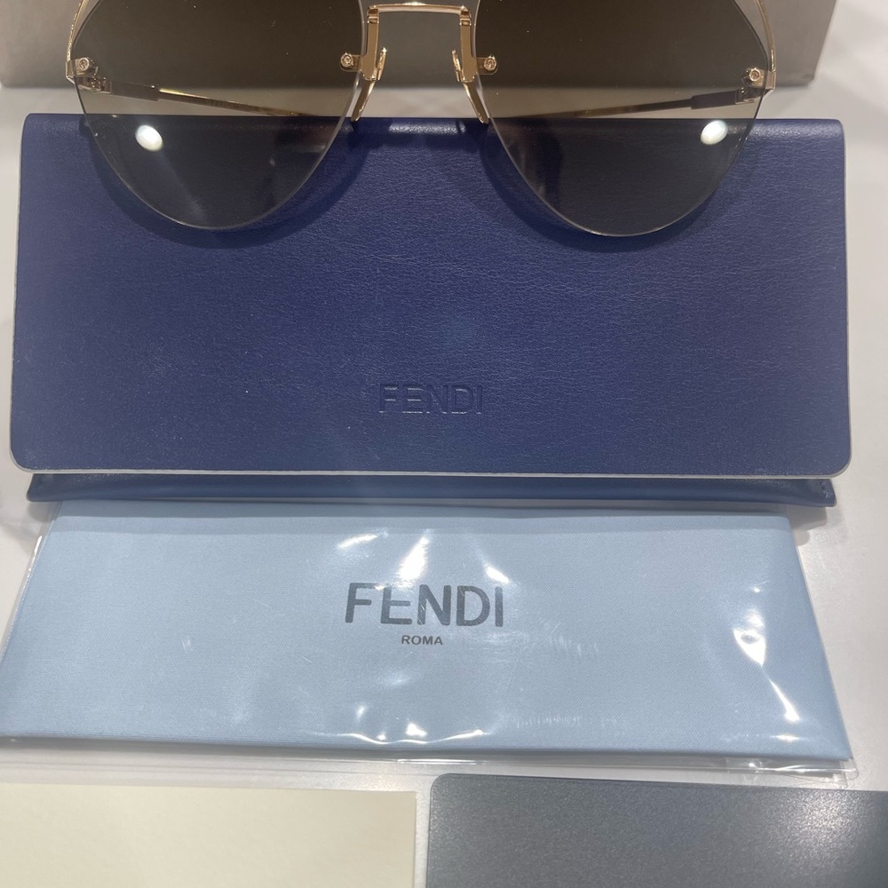 Fendi sunglass with case